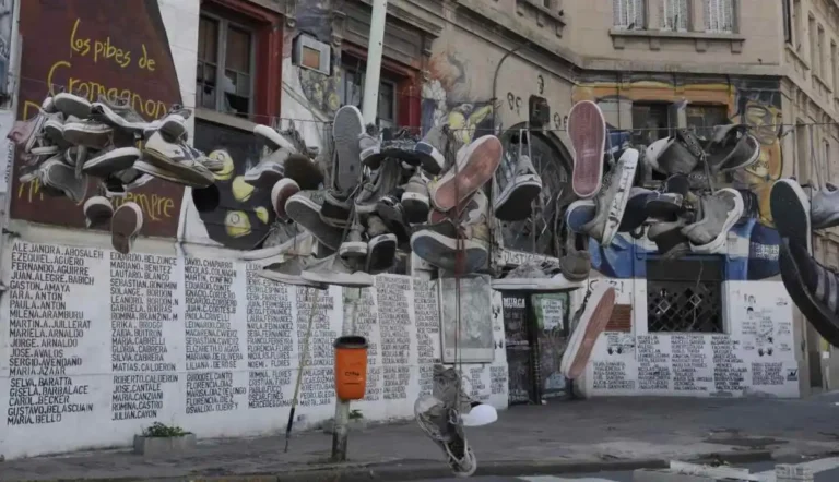CROMAÑÓN, LA SERIE: SIN CALLEJEROS, UN CLÁSICO DE LA RENGA MARCA EL GUIÓN