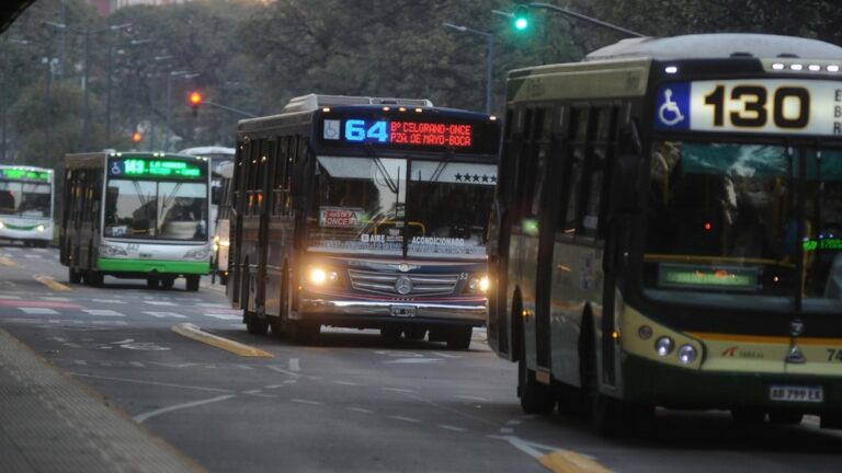 DIEZ LÍNEAS DE COLECTIVOS PARARON EN CABA Y EL CONURBANO BONAERENSE POR FALTA DE PAGO