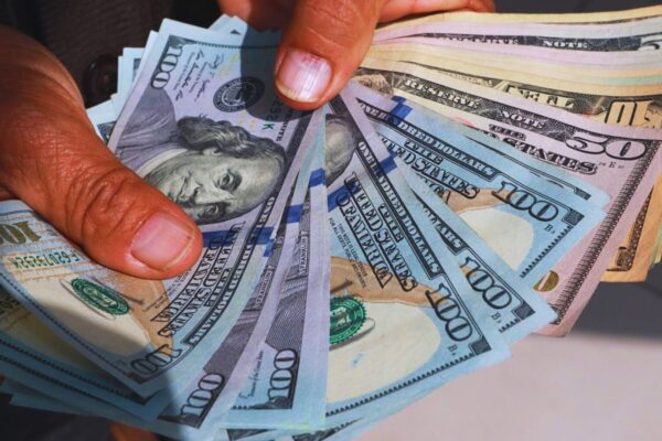 EL GOBIERNO AJUSTA EL ESQUEMA CAMBIARIO Y APUNTA A BAJAR LA INFLACIÓN