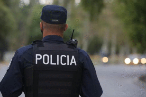 FALSOS POLÍCIAS SIMULARON UN OPERATIVO Y ROBARON MÁS DE 13 MILLONES EN ETCHEVERRY