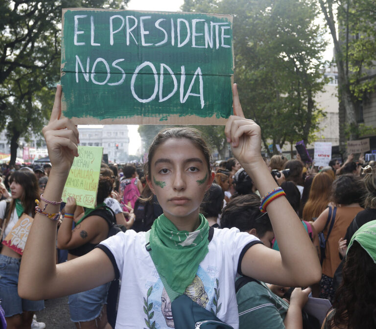 Fuerte rechazo femenino a Milei: 72,9% de las mujeres desaprueba su gestión